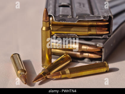 Zwei metall Gewehr Zeitschriften, übereinander gestapelt, mit Geschosse vom Kaliber .223 mit vier zusätzlichen Kugeln des gleichen Kalibers vor geladen Stockfoto