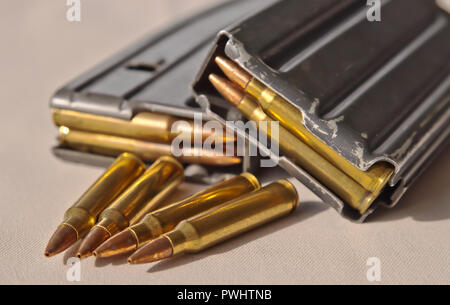 Zwei metall Gewehr Zeitschriften, übereinander gestapelt, mit Geschosse vom Kaliber .223 mit vier zusätzlichen Kugeln des gleichen Kalibers vor geladen Stockfoto