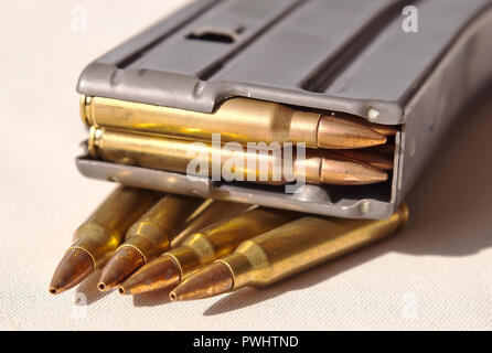 Ein metall Gewehr Magazin mit Geschosse vom Kaliber .223 auf vier Kugeln des gleichen Kalibers geladen Stockfoto