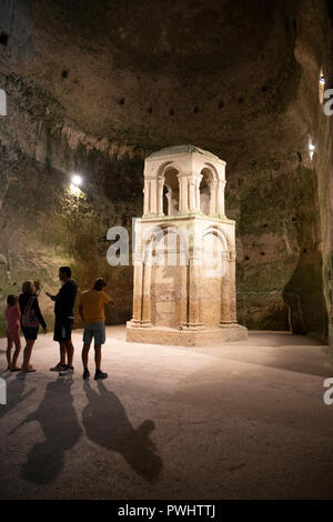 Eglise Sourterraine Saint Jean. Diese alte Kirche in und unter den Felsen geschnitten. Stockfoto