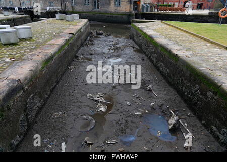 Die Leeds Liverpool Canal in Leeds, die abgelassen wurde, damit die Arbeit, um eine der Sperren auf Granary Wharf in Leeds City Centre durchgeführt werden. Stockfoto