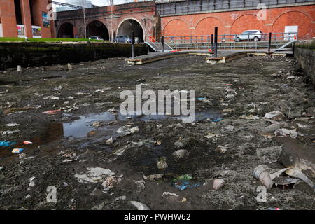 Die Leeds Liverpool Canal in Leeds, die abgelassen wurde, damit die Arbeit, um eine der Sperren auf Granary Wharf in Leeds City Centre durchgeführt werden. Stockfoto