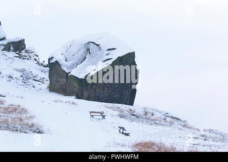 Kuh & Kalb Rock in Skipton im Schnee Stockfoto