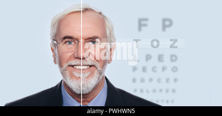 Lächelnd älterer Mann mit Brille und ohne Brille, nach Eye Exam mit Auge Diagramm auf dem Hintergrund Stockfoto