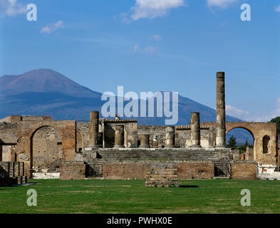 Italien. Pompeji. Römische Stadt in 79 zerstört Anzeige, weil der Ausbruch des Vesuv. Tempel des Jupiter (Fortuna Augusta) im Forum. Bleibt der dorischen Säulen. La Campania. Stockfoto