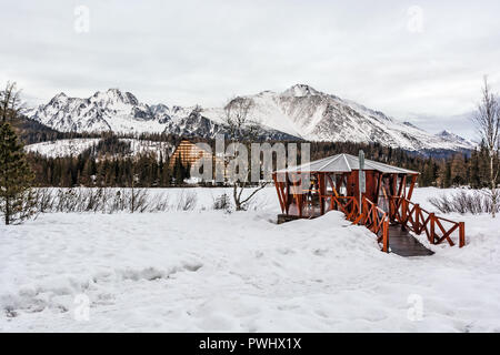 Peak und Hotel Patria in Strbske Pleso, Hohe Tatra, Slowakei. Winter Berge. Reiseland. Stockfoto