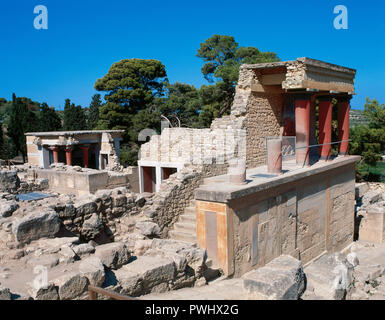 Palast von Knossos (1700-1450 v. Chr.). Eingang Nord (Vordergrund) und Norden Lustral Becken (Hintergrund). Kreta. Griechenland. Stockfoto