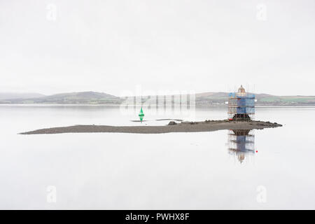 Leuchtturm im Meer Wasser Insel in Gerüst zu erhalten und renoviert Stockfoto