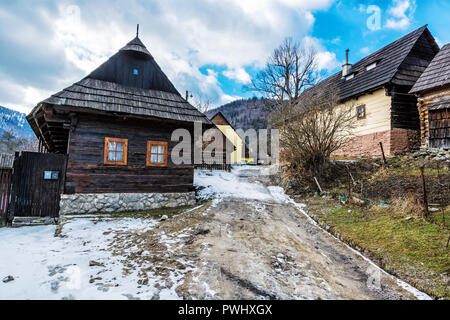 Bunte Holzhäuser in Vlkolinec Dorf, der Slowakischen Republik, der Unesco. Das kulturelle Erbe. Reiseland. Volksarchitektur. Stockfoto