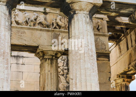 Antike Tempel des Hephaistos Schlacht Zentauren Skulptur Spalten Agora Marktplatz Athens Griechenland. Jahrhundert v. Chr. Agora gegründet. Tempel für den Gott des Handwerks Stockfoto