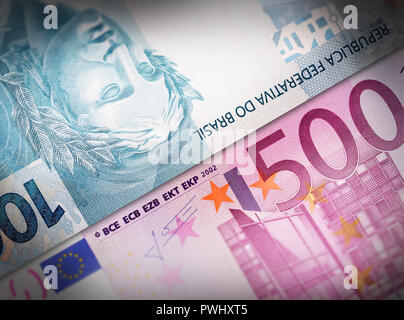 Zwei Geldscheine ausgerichtet und Setup nebeneinander symbolisiert Exchange Business Konzepte. Stockfoto