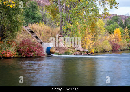 Fließendes Wasser zu einem See - Wasser Ablenkung von dem Poudre River nach Watson Lake im Norden von Colorado, Herbst Landschaft Stockfoto