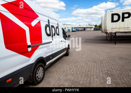 Offenbach/Deutschland - Mai 1: Deutsche mercedes benz Van von Dpd steht auf logistische Depot in Alsdorf / Deutschland Stockfoto