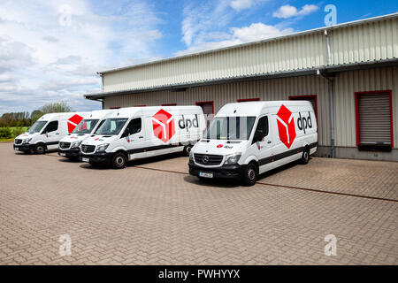 Offenbach/Deutschland - Mai 1: Deutsche mercedes benz Van von Dpd steht auf logistische Depot in Alsdorf / Deutschland Stockfoto