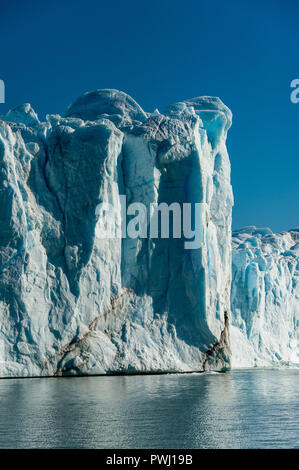 Der Perito Moreno Gletscher (Spanisch: Glaciar Perito Moreno) ist ein Gletscher im Los Glaciares Nationalpark im Südwesten der Provinz Santa Cruz entfernt Stockfoto