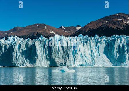 Der Perito Moreno Gletscher (Spanisch: Glaciar Perito Moreno) ist ein Gletscher im Los Glaciares Nationalpark im Südwesten der Provinz Santa Cruz entfernt Stockfoto