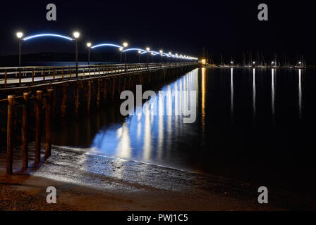 White Rock Pier Nacht, BC. White Rock Pier, BC. White Rock ist ein beliebtes Reiseziel an der Westküste von British Columbia. Stockfoto