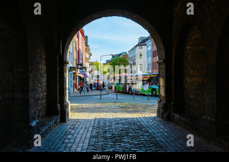 Aachen, Deutschland - 12. Oktober 2018: Blick durch das ponttor mit nicht identifizierten Personen. Das ponttor ist einer der beiden verbleibenden Tore der ursprünglichen c Stockfoto