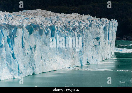 Der Perito Moreno Gletscher (Spanisch: Glaciar Perito Moreno) ist ein Gletscher im Los Glaciares Nationalpark im Südwesten der Provinz Santa Cruz entfernt Stockfoto