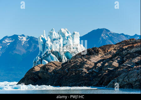 Der Perito Moreno Gletscher (Spanisch: Glaciar Perito Moreno) ist ein Gletscher im Los Glaciares Nationalpark im Südwesten der Provinz Santa Cruz entfernt Stockfoto