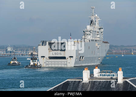 Die französische Marine "Mistral" Klasse amphibisches Schiff FS Dixmude kommt für einen kurzen Besuch in Portsmouth, Großbritannien Truppen und Ausrüstung auf 16/10/18 zu laden. Stockfoto