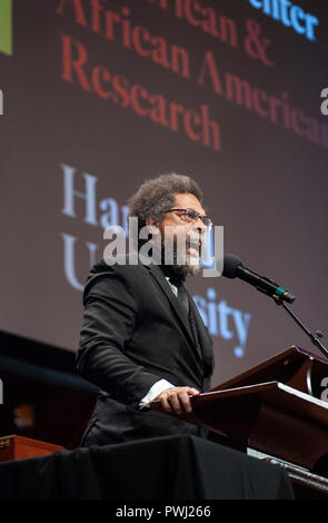 10/11/2018: Hutchins Center, Harvard University, Cambridge, MA. Harvard Professor Cornel West Einführung Colin Kaeprnick während der 2018 W.E.B. Du Bois siegerehrung an der Harvard University in Cambridge, Massachusetts, USA. Acht 2018 Medaille Empfänger waren, Dave Chappelle, Kenneth I. Chenault, Shirley Ann Jackson, Pamela Joyner, Florenz Ladd, Bryan Stevenson, Kehinde Wiley und Kaeprnick. Die W.E.B. Du Bois Medaillen wurden jährlich seit 2013 an diejenigen, die wesentliche Beiträge zur Afrikanischen und Afrikanische Amerikanische Geschichte und Kultur verdient gemacht haben. Stockfoto