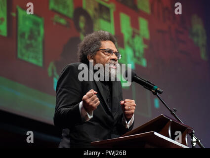 10/11/2018: Hutchins Center, Harvard University, Cambridge, MA. Harvard Professor Cornel West Einführung Colin Kaeprnick während der 2018 W.E.B. Du Bois siegerehrung an der Harvard University in Cambridge, Massachusetts, USA. Acht 2018 Medaille Empfänger waren, Dave Chappelle, Kenneth I. Chenault, Shirley Ann Jackson, Pamela Joyner, Florenz Ladd, Bryan Stevenson, Kehinde Wiley und Kaeprnick. Die W.E.B. Du Bois Medaillen wurden jährlich seit 2013 an diejenigen, die wesentliche Beiträge zur Afrikanischen und Afrikanische Amerikanische Geschichte und Kultur verdient gemacht haben. Stockfoto