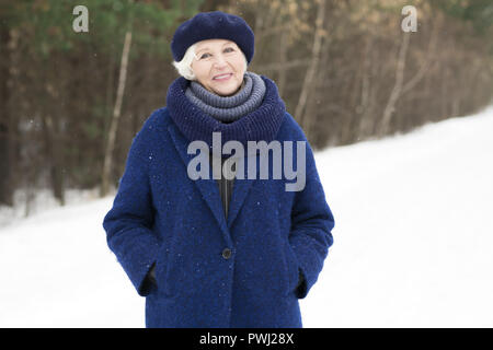Portrait der älteren Frau im Winter Stockfoto