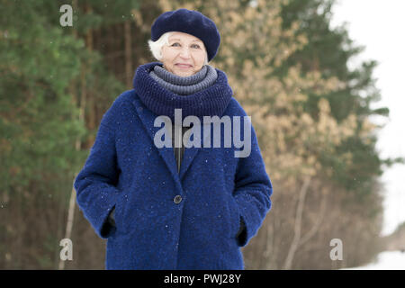 Elegante ältere Frau im Winter Stockfoto