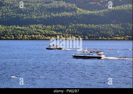 Inverness, Schottland, Vereinigtes Königreich. Ein paar Touristische boote Verhandlungen über das Wasser des Loch Ness in den schottischen Highlands. Stockfoto