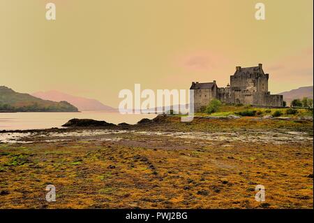 Dornie, von Kyle von Lochalsh, Northwest Highlands, Schottland, Vereinigtes Königreich. Eilean Donan Castle, der Berühmteste von Highland Burgen. Stockfoto