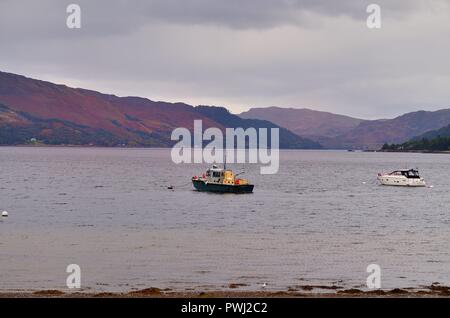 Shiel Bridge, Highlands, Schottland, Vereinigtes Königreich. Boote in der Nähe der Ufer von Loch Duich verankert. Stockfoto