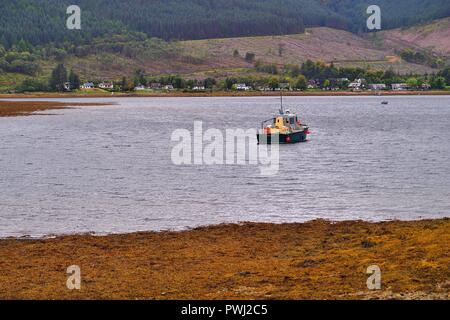 Shiel Bridge, Highlands, Schottland, Vereinigtes Königreich. Eine isolierte Fischerboot in der Nähe der Ufer von Loch Duich verankert. Stockfoto