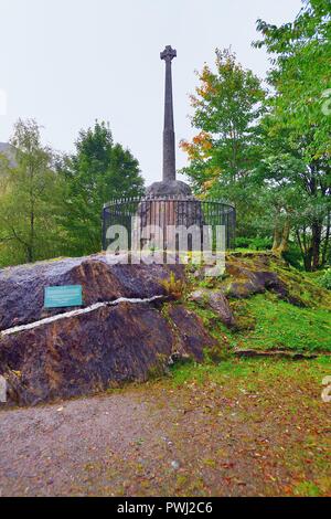 Glencoe, Highlands, Schottland, Vereinigtes Königreich. Kreuz und Denkmal zur Erinnerung an die Massaker von Glencoe. Stockfoto