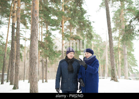 Moderne Senior Paar in Park Stockfoto
