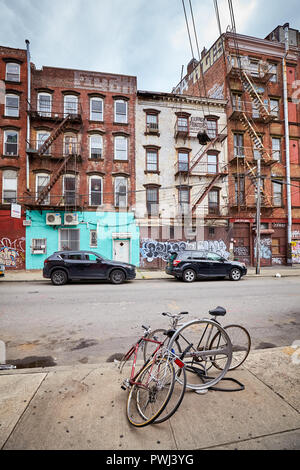 New York City, USA - Juli 06, 2018: kaputte Fahrräder durch eine Straße in Williamsburg. Stockfoto