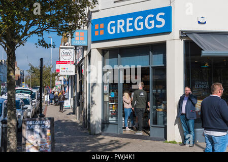 Greggs Bäcker shop Front in Worthing, West Sussex, England, UK. Greggs baker Store. Stockfoto