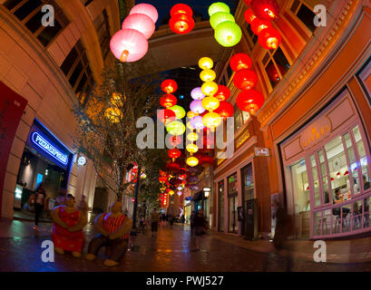 Dekorationen abends beleuchtet am Lee Tung Avenue, die neue städtische Erneuerung Entwicklung in Hongkong, China. Stockfoto