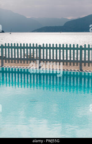 Bellano Comer See - Italien SEPTEMBER 2018 - Blick auf den Pool und die Landschaft in dem kleinen Ort Bellano. Lombardei Stockfoto