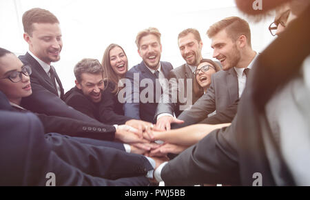 Große Gruppe von Menschen, die mit gefalteten Händen zusammen Stockfoto