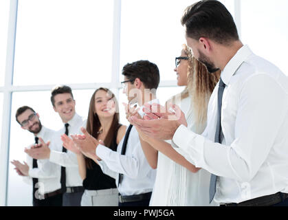 Happy Business Team begrüßt, während im Büro stehen Stockfoto