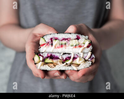Vegane sushi Sandwich onigirazu mit Pilzen und Gemüse. Gesund essen Rezept und Idee. Bunte Japan großen Rolle sandwich onigirazu mit Rotkraut, Radieschen, Gurken, Pilze. Trend essen. Platz kopieren Stockfoto