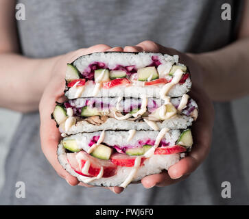 Vegane sushi Sandwich onigirazu mit Pilzen und Gemüse. Gesund essen Rezept und Idee. Bunte Japan großen Rolle sandwich onigirazu mit Rotkraut, Radieschen, Gurken, Pilze. Trend essen. Platz kopieren Stockfoto