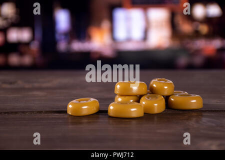 Menge ganze Caramel Cream candy butterscotch Sorte mit Restaurant im Hintergrund Stockfoto