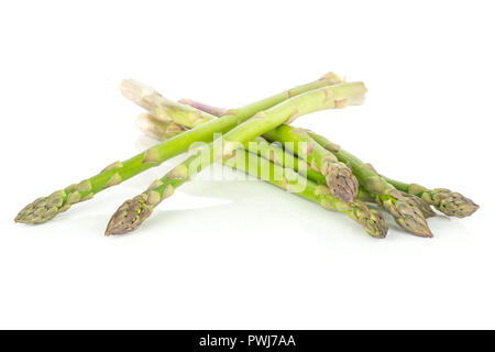 Viele von ganzen frischen grünen Spargel Speer auf weißem Hintergrund Stockfoto