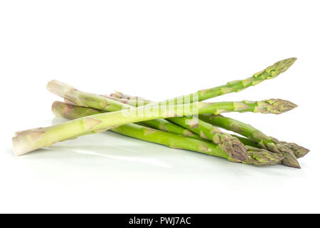 Viele von ganzen frischen grünen Spargel Speer auf weißem Hintergrund Stockfoto