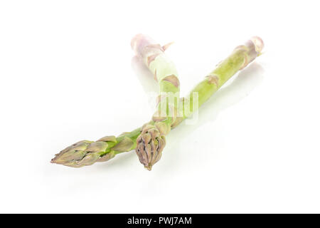 Gruppe von zwei ganzen frischen grünen Spargel Speer auf weißem Hintergrund Stockfoto
