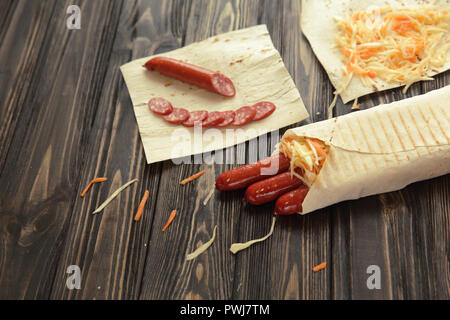 Geräucherte Wurst in Fladenbrot gewickelt. Foto mit Kopie Raum Stockfoto