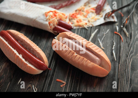 Vorbereitung von Hot Dogs mit Wurst. Foto auf einer hölzernen backgroun Stockfoto