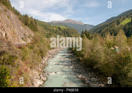 Ein kleiner Bach in der Nähe von Prutz, Tirol, Österreich fließende Stockfoto